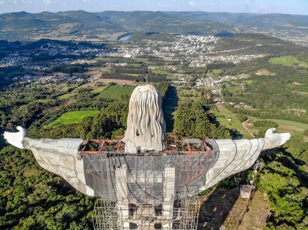 Возведение новой статуи Иисуса Христа в бразильском городе Энкантадо  - Sputnik Беларусь