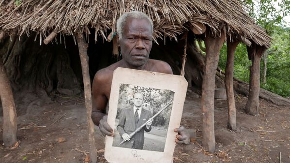 Деревенский старейшина племени с острова Танна в Тихом океане держит в руках фотографию принца Филиппа - Sputnik Беларусь