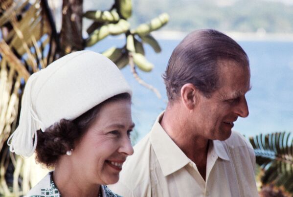 Королева Великобритании Елизавета II и принц Филипп, герцог Эдинбургский во время посещения Вануату (тогда - кондоминимум Новые Гебриды) в феврале 1974 года - Sputnik Беларусь