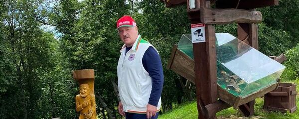 Президент Беларуси Александр Лукашенко и шпиц по кличке Умка - Sputnik Беларусь