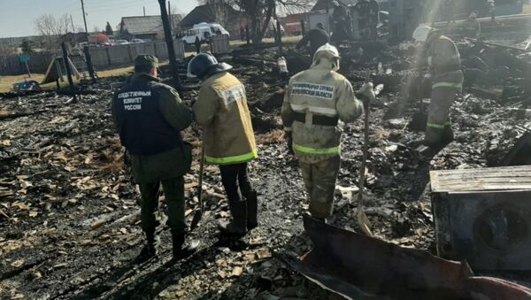 Спасатели и следователи на месте пожара в российской деревне, где погибли дети - Sputnik Беларусь