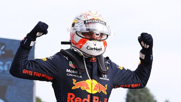 Макс Ферстаппен из Red Bull празднует победу в гонке - Sputnik Беларусь