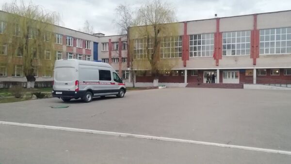 Машина саперов у школы - Sputnik Беларусь