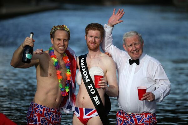Двойники британского принца Уильяма, герцога Кембриджского (слева), британского принца Гарри (в центре) и британского принца Чарльза, принца Уэльского (справа),  позируют для снимка в Лондоне. - Sputnik Беларусь
