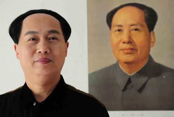 58-летний китайский актер Сюй Жуйлинь до жути похож на отца-основателя коммунистического Китая Мао Цзэдуна. - Sputnik Беларусь