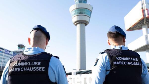 Полиция в аэропорту Амстердама - Sputnik Беларусь