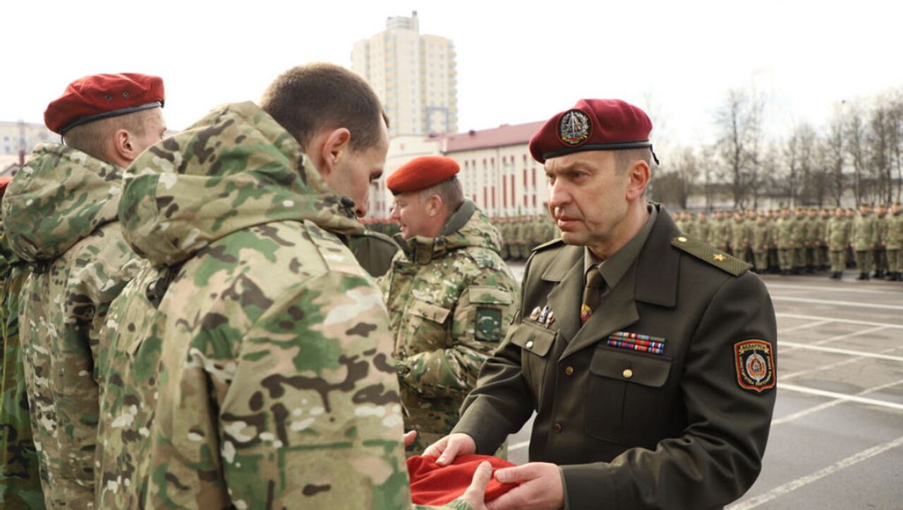 Спецназовцы и омоновцы получили береты. Скольким бойцам они достались? -  21.04.2021, Sputnik Беларусь