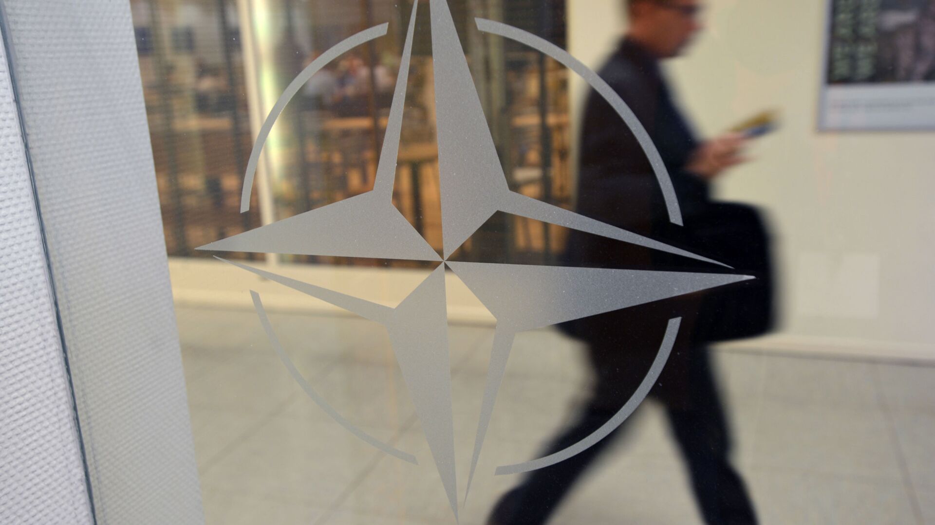 Эмблема организации в штаб-квартире НАТО в Брюсселе. - Sputnik Беларусь, 1920, 10.12.2021