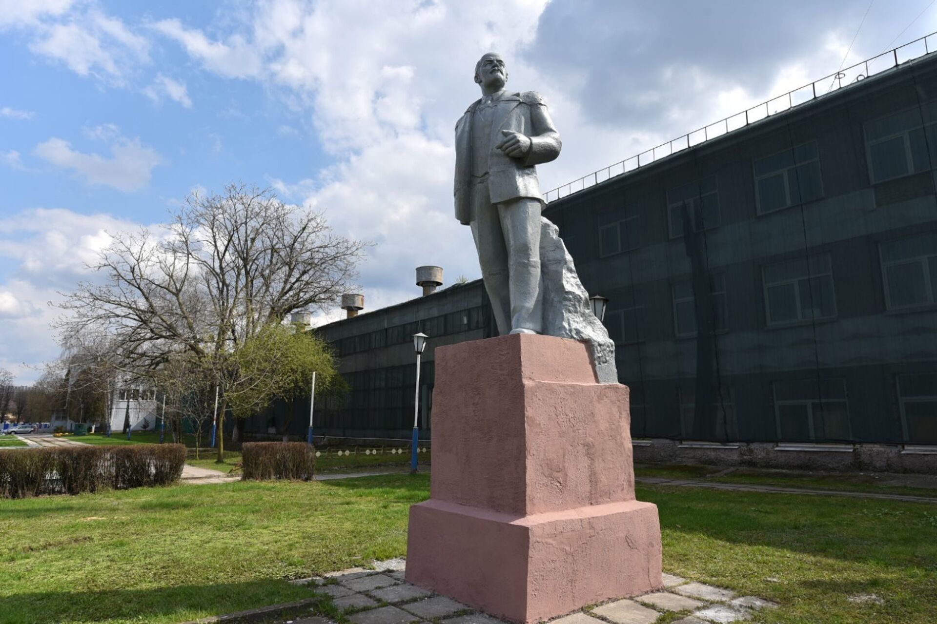 Энтузиасты отремонтировали памятник Ленину в Гомеле - Sputnik Беларусь, 1920, 22.04.2021
