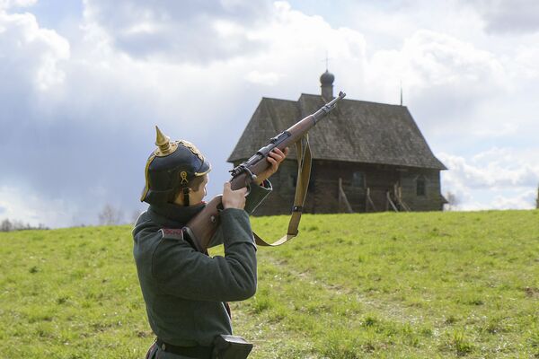 Проверяет свою винтовку и солдат Кайзера - Sputnik Беларусь