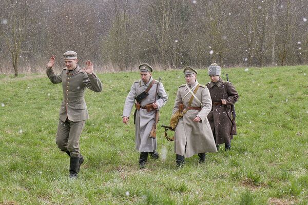 А первый пленный уже есть - русские солдаты ведут немецкого военнослужащего под конвоем - Sputnik Беларусь
