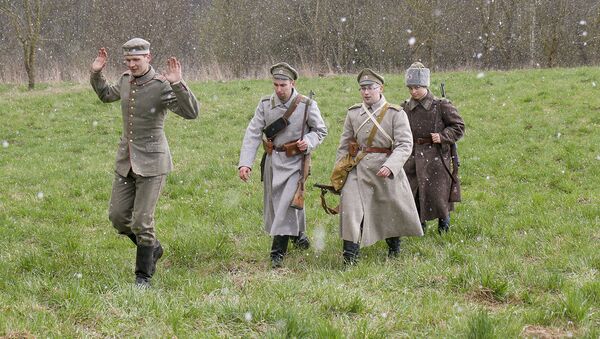 А первый пленный уже есть - русские солдаты ведут немецкого военнослужащего под конвоем - Sputnik Беларусь