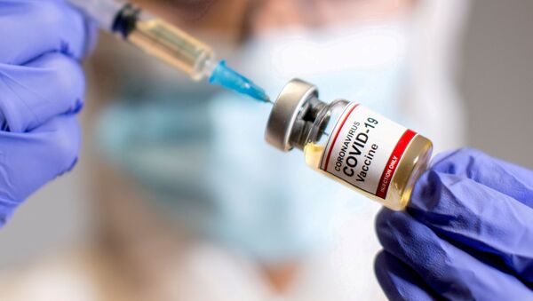 Медицинский шприц и бутылочка с надписью Вакцина против коронавируса COVID-19 - Sputnik Беларусь