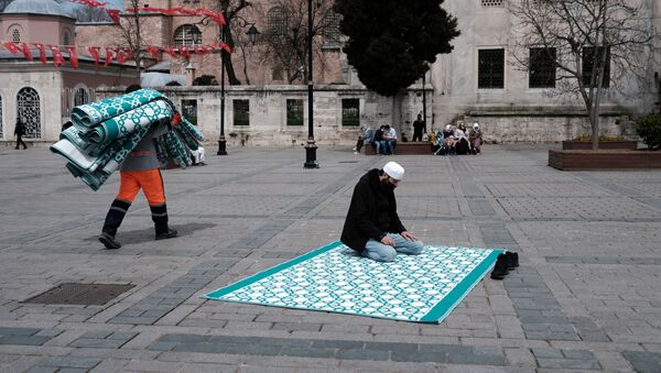 Мужчина молится возле Большой мечети Святой Софии в Стамбуле - Sputnik Беларусь
