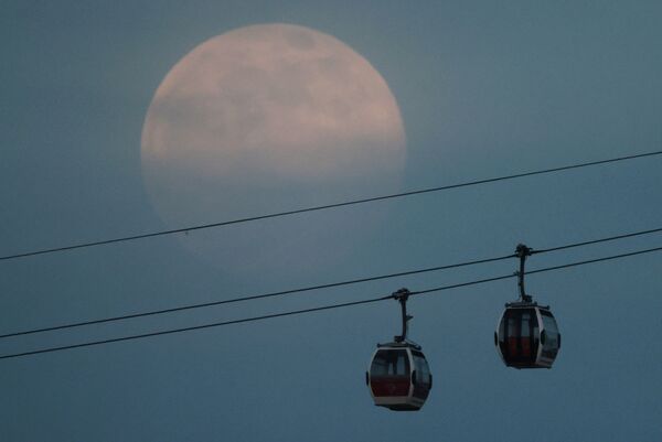 Полная луна над канатной дорогой в Лондоне - Sputnik Беларусь