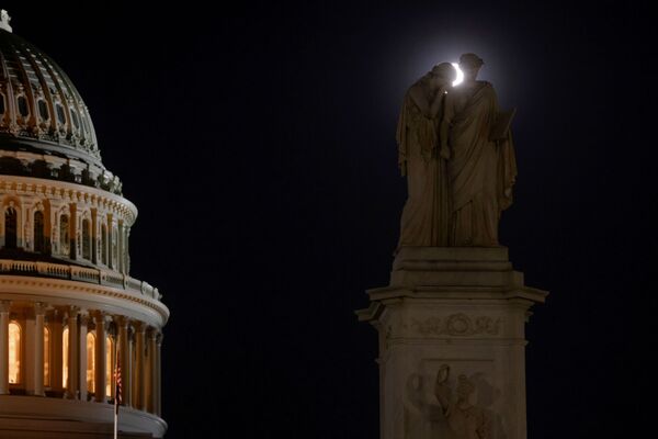 Луна образует ореол позади монумента мира с фигурами, представляющими горе и историю, у Капитолия США  - Sputnik Беларусь