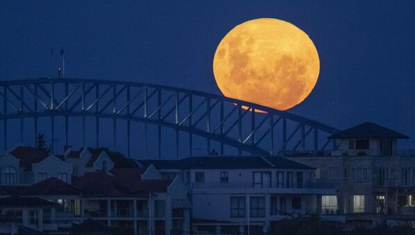 Луна  над мостом Харбор-Бридж в Сиднее в Австралии - Sputnik Беларусь