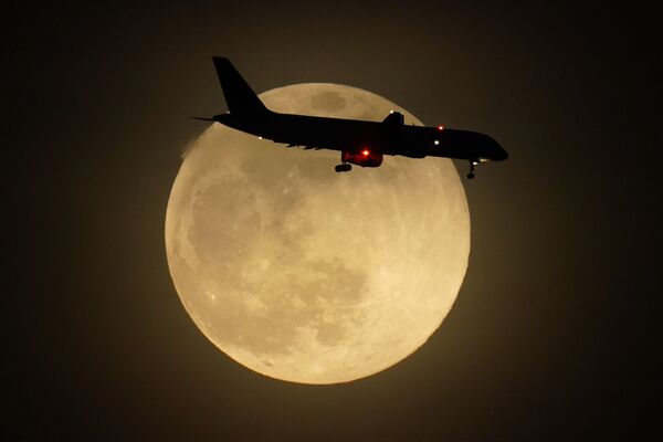 Самолет на фоне восходящей луны в американском Луисвилле - Sputnik Беларусь