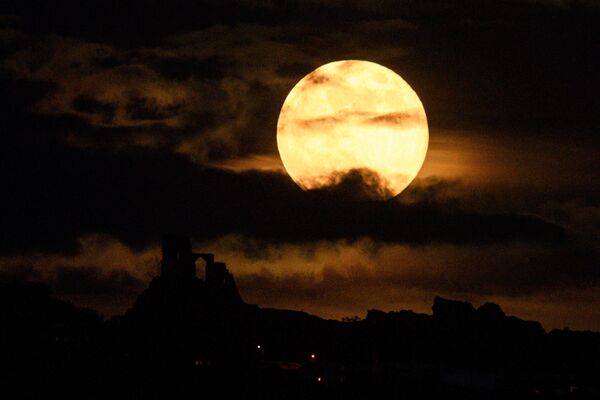 Луна яркого желтого цвета поднимается над замком Моу Коп в центральной Англии - Sputnik Беларусь