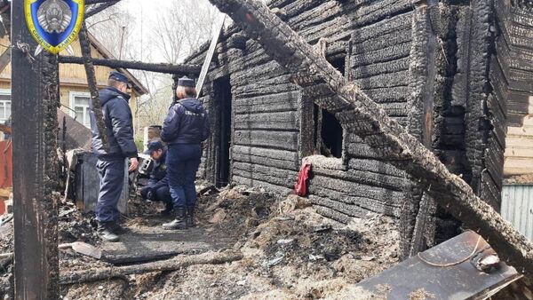 Сгоревший дом, из которого мальчик спас маленького брата - Sputnik Беларусь