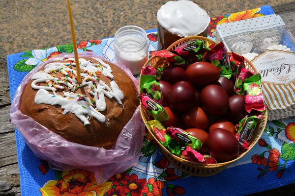 Праздничные пасхальные куличи и крашеные яйца можно будет освятить и после окончания службы ночью и утром в воскресенье - Sputnik Беларусь