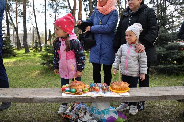Верующие приходят в храм с пасхальными блюдами за благословением для праздничного стола, кто-то эту церемонию увидит впервые - Sputnik Беларусь