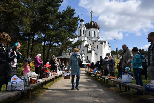 Православные верующие собрались перед Храмом Рождества Христова в Минске  - Sputnik Беларусь