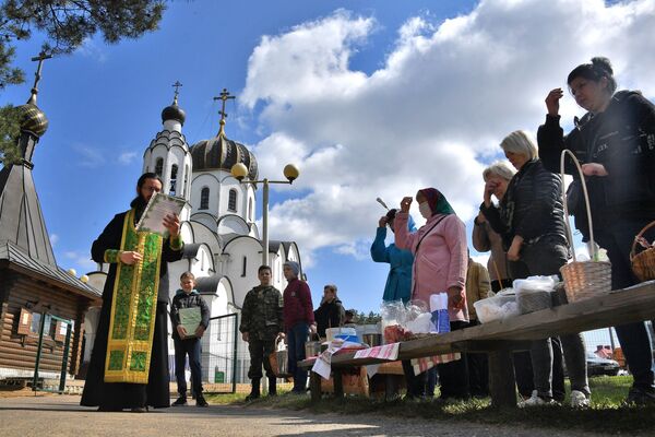 Особый обряд перед Пасхой, когда священнослужитель читает молитву и окропляет еду святой водой - Sputnik Беларусь