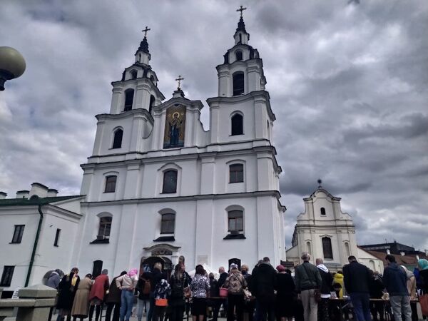 Большое количество верующих традиционно собирается в Минском Свято-Духовом кафедральном соборе - Sputnik Беларусь