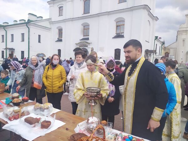 Православные верующие в субботу идут в храм освящать праздничную трапезу ― пасхальные куличи и крашеные яйца - Sputnik Беларусь