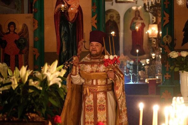 Священник отец Сергий проводит пасхальную службу в церкви Святого Николая Чудотворца - Sputnik Беларусь