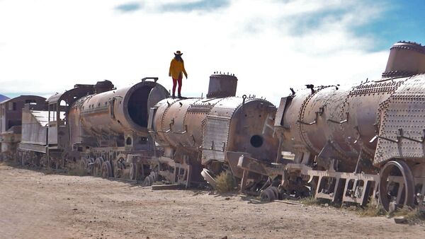 Кладбище паровозов в Боливии привлекает туристов со всего мира – видео  - Sputnik Беларусь