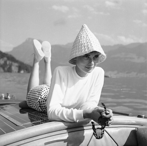 На яхте во время отпуска на курорте Бюргеншток в Швейцарии, 1954 год. - Sputnik Беларусь