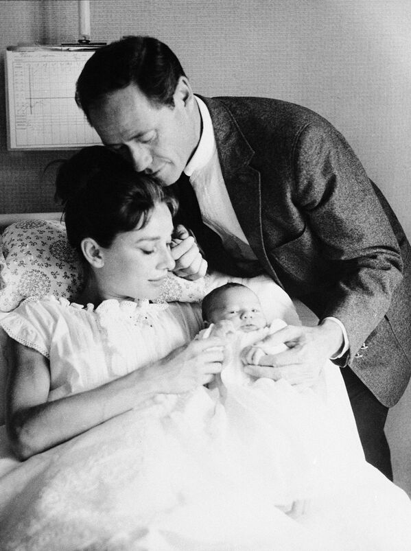 Одри и ее муж Мел Феррер позируют со своим первенцем Шоном в роддоме в Люцерне, Швейцария, 1960 год. - Sputnik Беларусь
