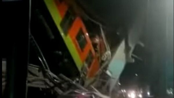 Метромост с поездом рухнул в Мексике - Sputnik Беларусь