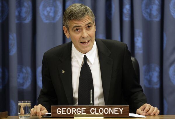 Посланник мира Организации Объединенных Наций Джордж Клуни рассказывает СМИ о своей недавней поездке в Дарфур. - Sputnik Беларусь
