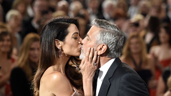 Амаль Клуни поддержала мужа поцелуем на премии Американского института киноискусства - Sputnik Беларусь