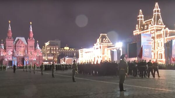 На Красной площади проходят ночные репетиции военного парада - видео - Sputnik Беларусь
