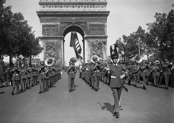 Взвод британских солдат марширует 8 мая 1945 года по Елисейским полям во время парада в Париже, посвященного Победе союзников над нацистской Германией. - Sputnik Беларусь