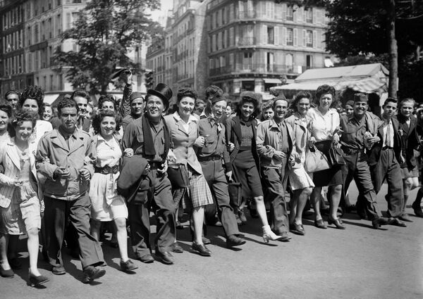 Мирные жители, партизаны и солдаты радостно шествуют по улицам Парижа. - Sputnik Беларусь