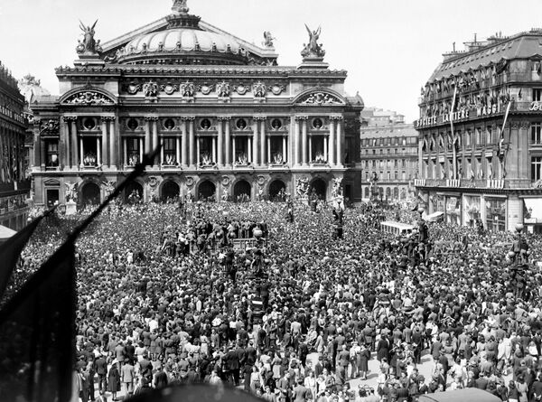 В этот парижане собрались перед Оперой Гарнье, чтобы отпраздновать безусловную капитуляцию Германии. - Sputnik Беларусь