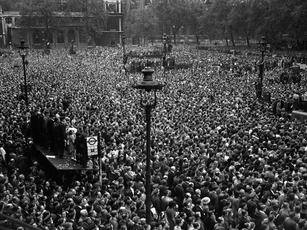 Бурлящая толпа на Уайтхолл 8 мая собралась послушать речь премьер-министра Уинстона Черчилля.  - Sputnik Беларусь