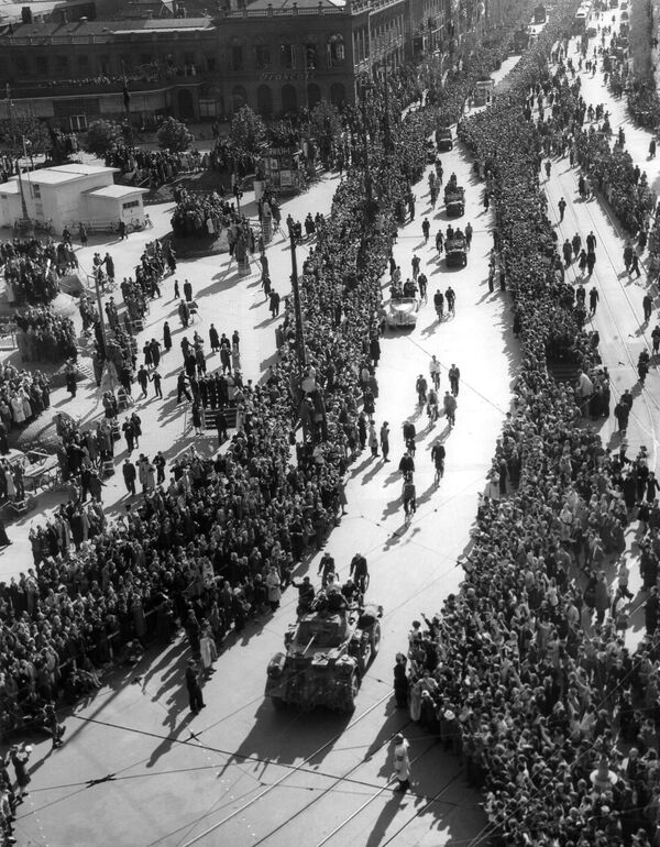 По улицам, заполненным ликующими толпами датчан, британские войска входят в Копенгаген во время празднования Дня Победы. - Sputnik Беларусь