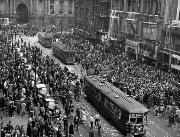 В США самые крупные празднования прошли в Нью-Йорке. Но также и в других крупных городах: Филадельфия празднует V–E Day 8 мая 1945 года. - Sputnik Беларусь