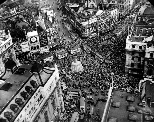На площади Пикадилли в Лондоне 8 мая 1945 года. - Sputnik Беларусь