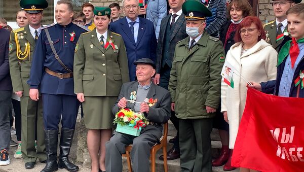 С оркестром во дворе. Трогательное поздравление ветерана в Гродно – видео - Sputnik Беларусь