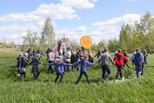 Через все село процессия молодежи вместе с певцами и музыкантами идет к полю, где посажена озимая пшеница.  - Sputnik Беларусь