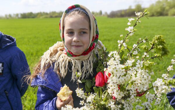 Весенние цветочные украшения с каравая вручают самой красивой девочке. - Sputnik Беларусь
