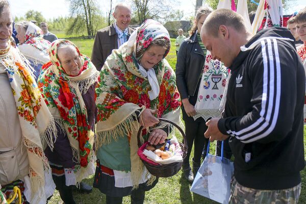 Жители деревни угощают участников обряда. - Sputnik Беларусь