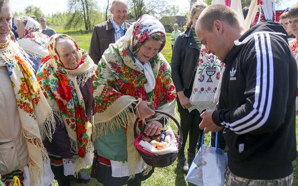 Жители деревни угощают участников обряда. - Sputnik Беларусь